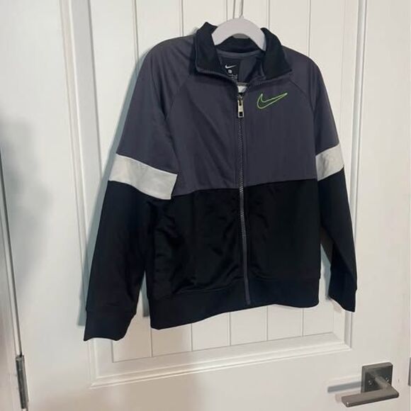 Jacket Size 7 Boys Nike Windbreaker gray black white with a green Nike swoosh - Picture 1 of 3